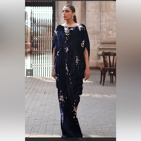 Rozina Munib Kaftan Navy Blue Velvet with Pearl - Picture 1 of 10